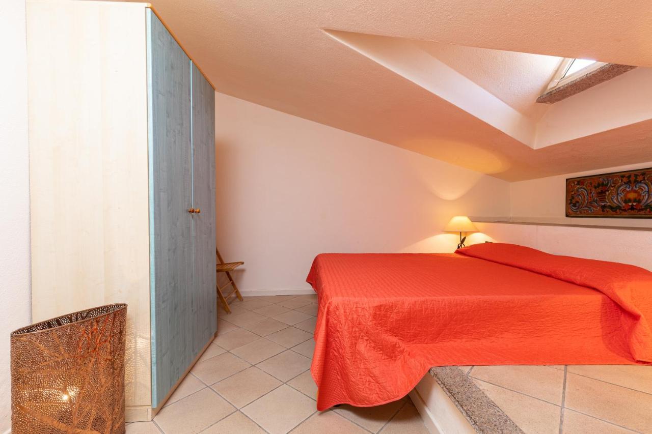 Casa Vacanze Baia Del Faro Palau Bagian luar foto